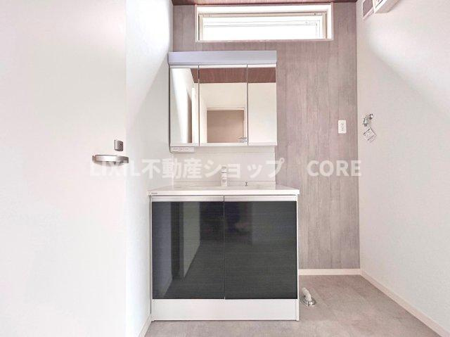 3面鏡の洗面台収納力豊富で細かいものでちらかりやすい洗面所をキレイに保つことができます。