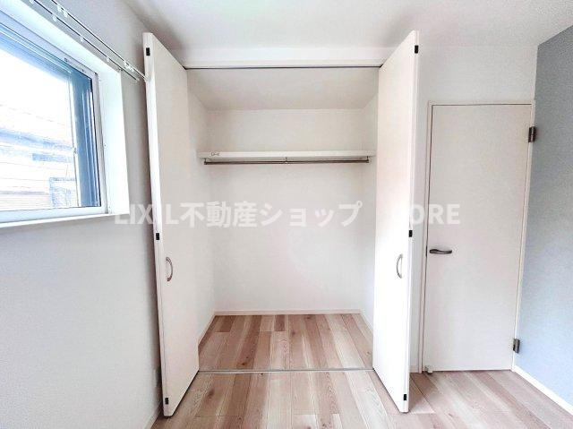奥行きもあるので、収納ボックスをそのままクローゼットの中へ。部屋にものが出ずスッキリ。