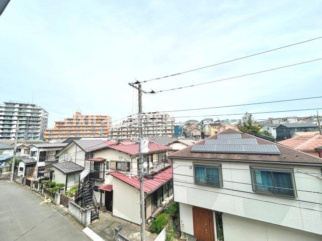 気持ちのいい空が見渡せる広いバルコニー。通風・採光にも優れ、心地よい光と風があふれています。