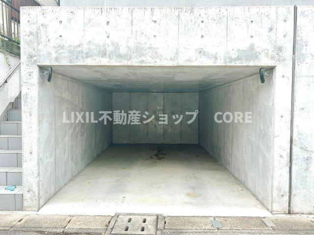 大切なお車を雨風や紫外線から守れる地下車庫付きのお家になります。