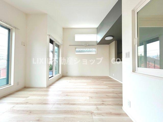 家具の配置がしやすい広さを確保しつつ、窓が多い設計は色々な角度から光が取り込める間取りです。