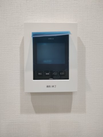 【インターフォン】　来客を確認できるモニター付きインターフォン。安心のセキュリティ。