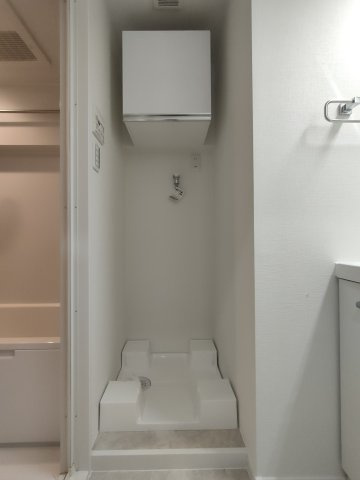 【室内洗濯機置き場】　室内に洗濯機置場を完備。天候に左右されず快適にお洗濯。