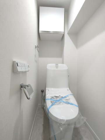 【トイレ】　シンプルで清潔感のあるトイレ空間です。