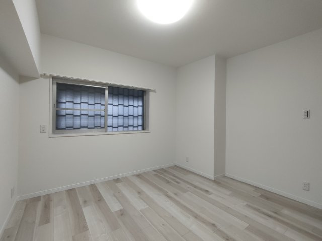 【洋室1　約6.5帖】　落ち着いた雰囲気の洋室。寝室や子ども部屋など、幅広くお使いいただけます。