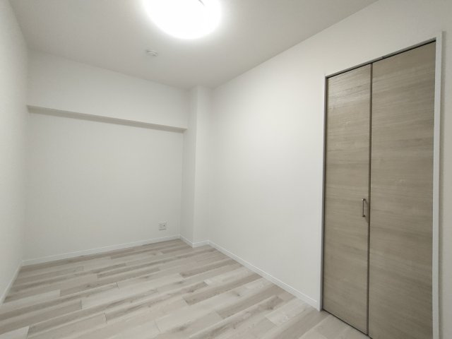 【洋室2　約6.0帖】　シンプルな造りで家具の配置がしやすい一部屋。自分好みの空間が作れます。
