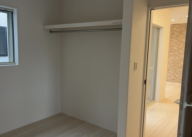 デザイン性を重視しすぎて収納が少なかった！なんてことにならないため、事前に現地で収納の数を確認しておくことをお勧めします。クローゼット以外にも床下収納や屋根裏収納、パントリーなどもチェックしましょう。