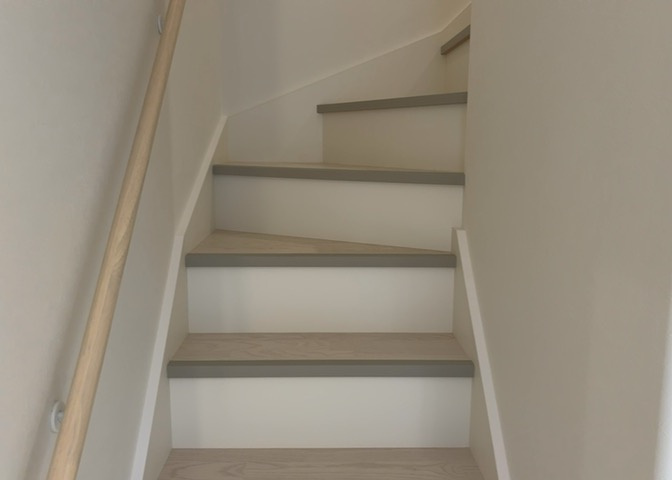 建物の上下階の通路である階段は、その位置によって動線や室内の印象が大きく左右されます。手摺にも重要な役割があり、転倒の防止・歩行や動作を円滑にして日常生活を支えることを主な目的として設置されています。
