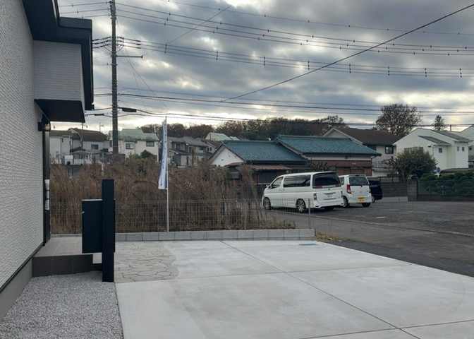 眺望を気にして物件を探す場合、前面に建物が建っていないか現地で確認しましょう！前面に建物があると景色はもちろん、日当たりや風通しにも影響が出てきます。住んだ時のことを想像しながら現地見学をしましょう。