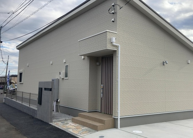ついに完成致しました！現地をご見学に行く際は、道路の幅や周辺の交通量、施設などをご確認頂くことをおすすめします！物件の流れが早いため、内見をしたい方はお早めに当社営業までお問い合わせ頂きご予約下さい！