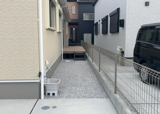 庭があることでガーデニングや家庭菜園はもちろん、こどもの遊び場やペットを放して遊ぶことができます。また、家の周囲に余裕があるということです。隣地との間があれば、十分な日当たりと、風通しが確保できます。