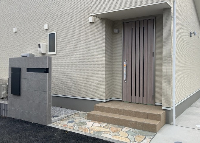 木造住宅とは土台、壁、柱など建築物の強度を支える構造体の材に木が使用されている構造を指します。構造体は建物の自重を支えるだけではなく風圧や水圧、積裁荷重などあらゆる衝撃に耐えるための基礎です。