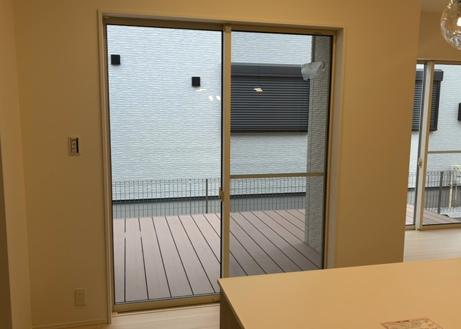 サッシとは、ガラス窓に使用される金属製の窓枠のことです。一般的に住宅建築では、金属製建具工事の段階で備え付けるもので、ガラス類や玄関、バスルームのスチール製のドアなどと同じタイミングで工事を行います。