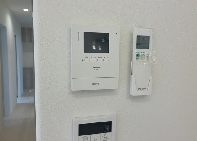 モニターで来訪者を確認して、目的が分からない場合はインターホンを通じて室内から会話することができます。怪しいと感じた場合はインターホン越しにお帰りいただくことができるので、直接会うことがなく安全です。