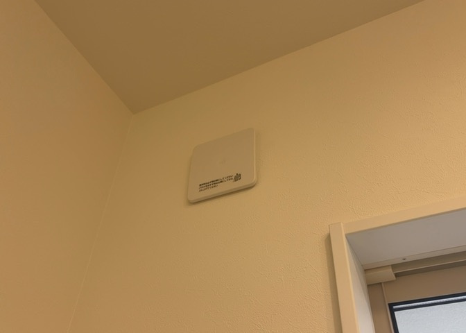1日中建物内の換気が行われるように設計された仕組みです。気密性の高い住宅は、家に籠った空気でシックハウス症候群になる可能性がありますが、24時間換気システムであれば計画的な換気で対策が可能です。
