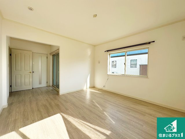 日当たり良好の明るいリビングで朝の目覚めもスッキリできそう！対面キッチンでご家族のコミュニケーションも自然と増える設計！小さなお子様が遊ぶスペースを作っても広々とくつろげるLDK！