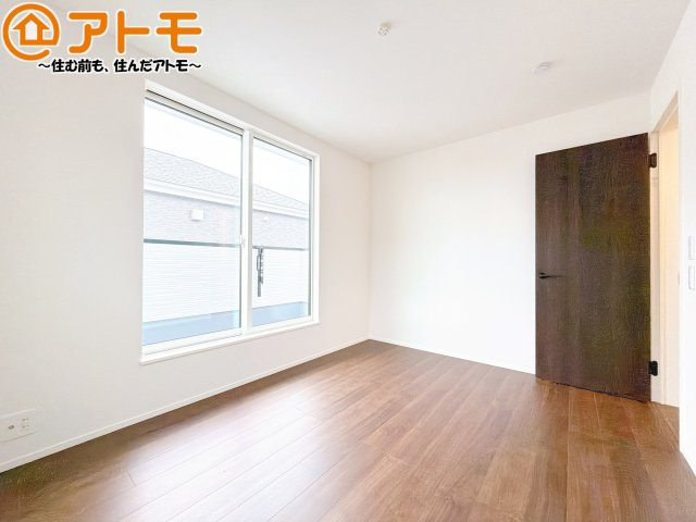 バルコニーに面したお部屋なので、布団などの大きなものも楽々干せます♪