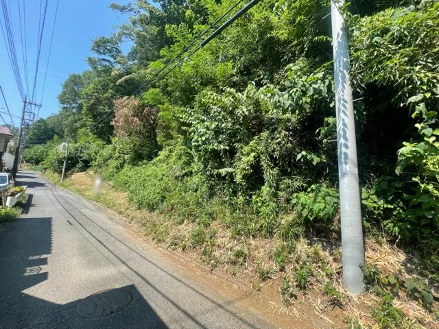 過去にその土地が工場やガソリンスタンドだった場合、土壌汚染の可能性があります。過去の用途は、不動産会社のほか、各市町村の役場でも確認が可能です。売土地の地歴が気になる場合は当社までお問い合わせ下さい。