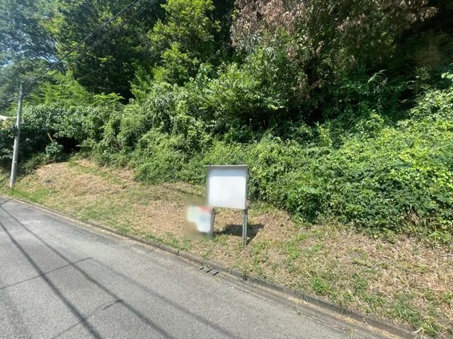 土地の形が極端に長細かったり、狭小地、あるいは道路との高低差がある傾斜地だった場合、後々売ろうとしても買い手がつかない場合もあります。後々、売却することになった時に価値の下がらない土地を選びましょう。