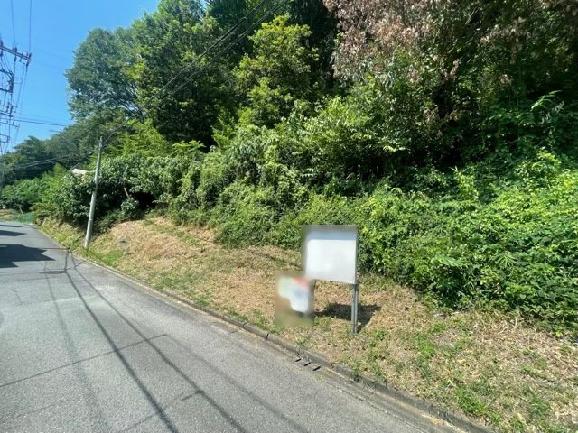 土地の面積＝住宅面積ではありません。建ぺい率の問題などで、土地のある場所によって住宅を建てられる面積は限られています。高さもしかり、「土地」という言葉の中には、建築条件も含まれると考えておきましょう。