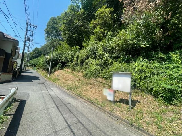 家を建てる場合、方位は要チェックです。現実的に日当たりのよい家ならばリビングは南側、建築基準法でも北側に当たる家への配慮は求められています。土地を見学に行く際は、方位磁針を持って行くようにしましょう。