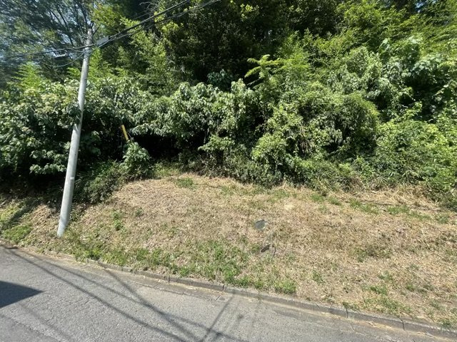 土地を買う際、住む地域の自治体や福祉の補助制度にも注目してみましょう。子供や老人の医療補助やゴミ出しのルールなど、自治体によってルールに大きな違いがあるため、暮らしやすい土地で判断するとよいでしょう。