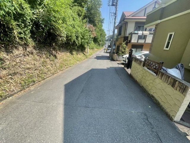 お持ちの車種によっては前面道路が広い方が便利でしょう。しかし、前面道路が広ければその分交通量が多くなるため、騒音などが気になる場合があります。実際に現地を見学し、周辺交通量や騒音などを確認しましょう！