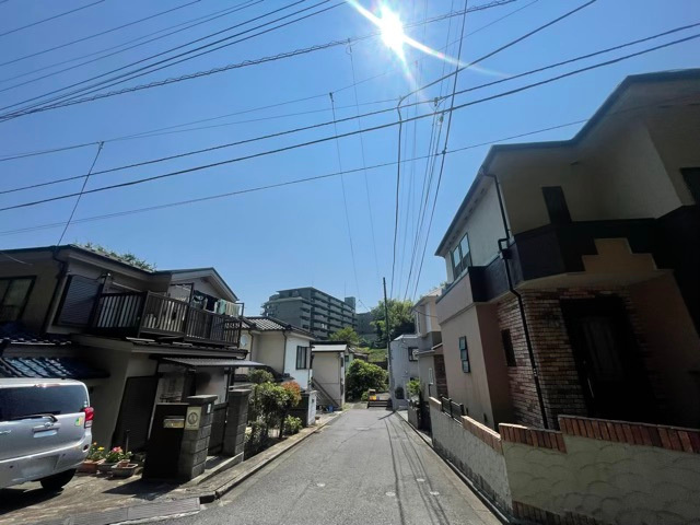土地の地勢が高台の場合、景色が綺麗にみることができ、景色にこだわってお家探ししている方におすすめです！また平坦地よりも風通しがいいというメリットがあります。デメリットもあるので是非現地でご確認下さい。