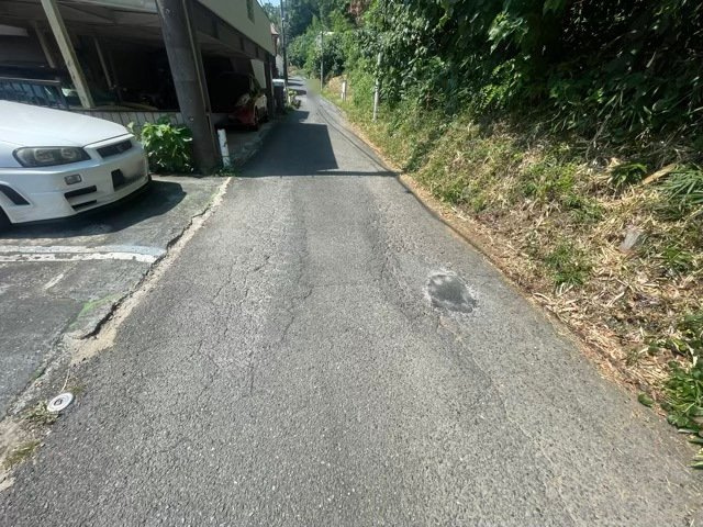 住宅用の土地では前面道路に2m以上接していなければならないと法律で定められています。しかし、お持ちの車のサイズやライフスタイルなどにより、2mでは利便が悪い場合もございますので、事前に確認しましょう。