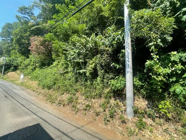 土地購入を検討されている場合、境界杭がない状態で購入してしまうと境界確定測量をする必要があり、費用がかかります。購入の前に、売主、隣土地所有者立ち合いのもと境界を確定し境界杭を設置するのがベストです。