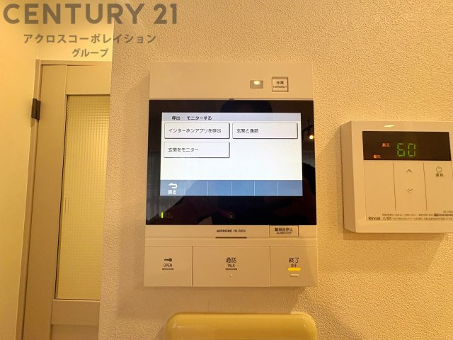 訪問者が来たときにテレビ画面で確認できるため、安心してドアを開けられます。録画機能があるものもあり、留守中に来訪者を記録しておくことができます。利便性が高く、セキュリティ面でも安心です。　