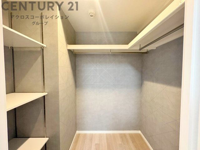 収納力が高く洋服や小物を整理しやすく、更衣室のように使え、部屋がすっきり保てます。収納の配置を自由に調整でき、換気性が良く防湿・防虫対策も可能。快適で機能的な生活空間を実現できます♪　