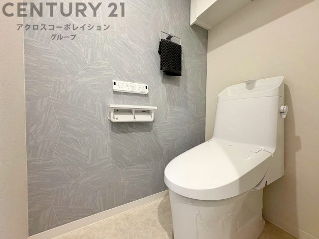 温水洗浄便座付トイレは温水洗浄機能により、暖かい水でおしりを洗浄することができ、冷たい水を使う従来の便座に比べ、温水洗浄機能で暖かいトイレを提供し、快適な使用を可能にします。　