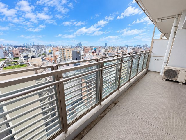 奥行のあるバルコニーです。高層階ならではの眺望をおたのしみいただけます。