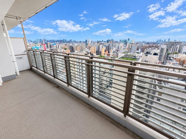 奥行のあるバルコニーです。高層階ならではの眺望をおたのしみいただけます。