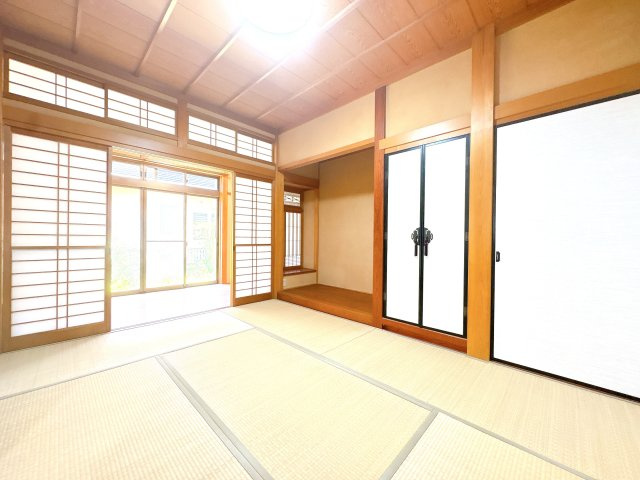 1F6帖の南側和室になります♪