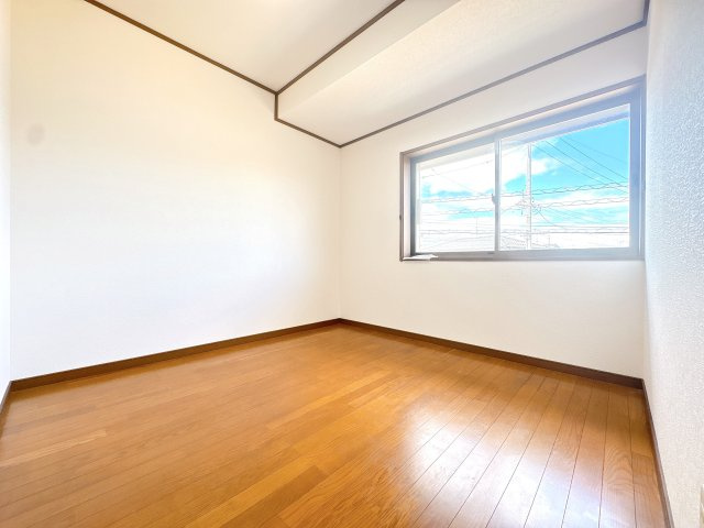 2F4.5帖の北側和室になります♪