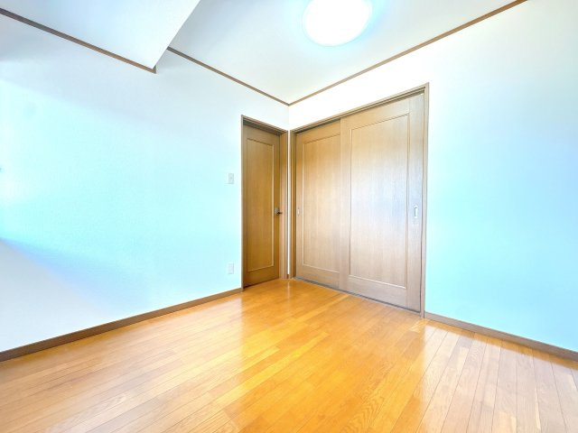 2F北側洋室の別角度になります♪