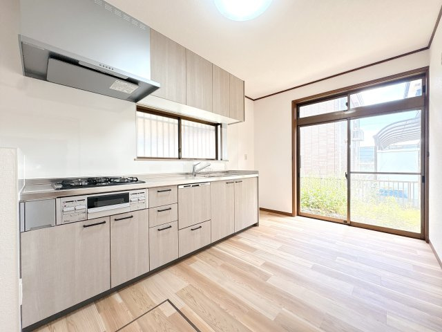 三口コンロ付きシステムキッチンになります♪食洗器付きで家事の時間も短縮できます♪