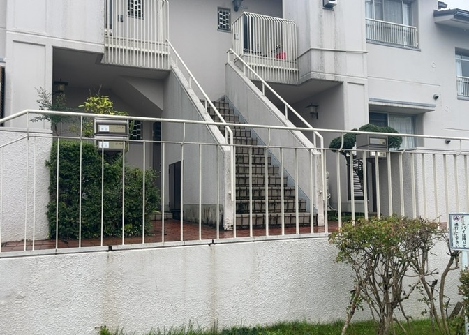 受付はマンションコンシェルジュがいる場合もあれば、管理人が滞在する小部屋を総称して呼ぶことがあります。主にエントランスに設置されていることから、防犯面でも期待ができます。防犯設備がない場合はより安心！