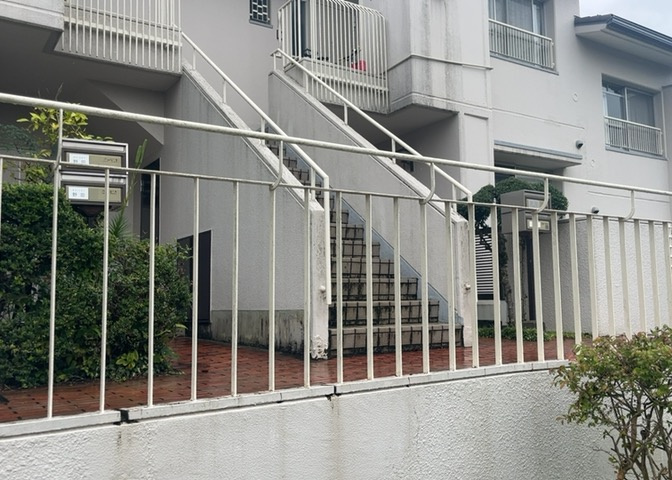 エントランス付近に設置されている集合ポストは、住んでいる部屋と離れているため、ポストをあさるなど誰かに何かされていても被害に気づきにくいです。入居する時には他人に特定されにくい番号で鍵をかけましょう！