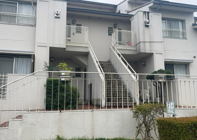 共用部分は、一棟の建物に住む区分所有者全員が共同で所有するとし、共用部分の管理、補修などは、区分所有者で形成される管理組合が行います。個人の判断で勝手に変更することはできませんので覚えておきましょう。