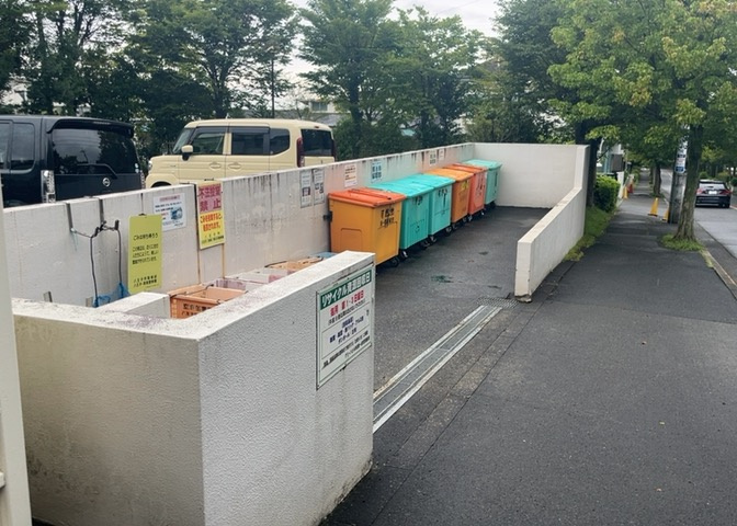 共有部分は、住民なら誰もが使える設備のこと。例えば駐車場やエレベーター、インターネット設備、セキュリティ設備などがあります。他にも、マンションの廊下・外部階段やエントランス・ゴミ置き場などがあります。