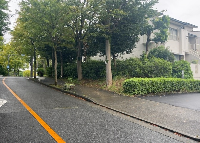 隣家の土地はどうなっているのか、生活利便施設が近くにあるのか、学校まで近いかなど、お客様のライフスタイルにあわせたイメージが重要です。また、近くにあると困る施設が近くにないかも確認するといいでしょう。