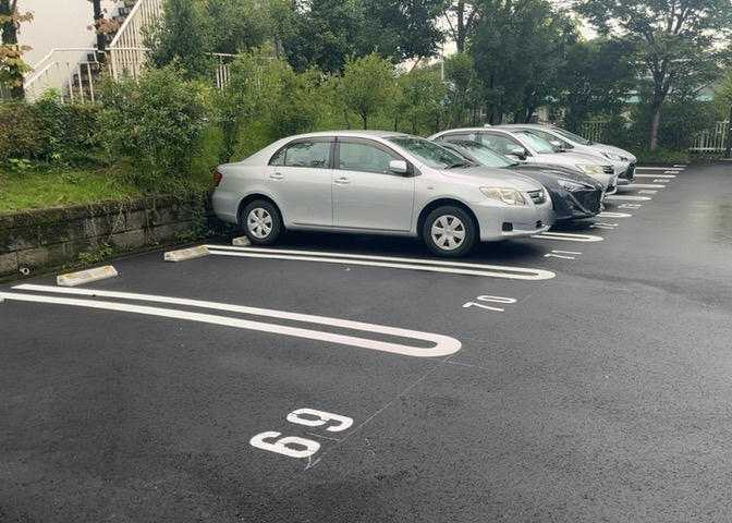 駐車場と明記されていても、最小スペースでつくられた駐車場だと大型車は駐車できなかったり、出入りしにくくなったりする可能性があります。お車のサイズと購入したい物件の駐車場のサイズを現地で確認しましょう。