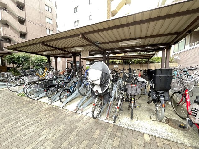 屋根付きの駐輪場で、サビや汚れの心配も不要。　