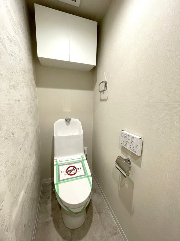 温水洗浄便座付きの清潔感あるトイレは、落ち着いた空間に。　