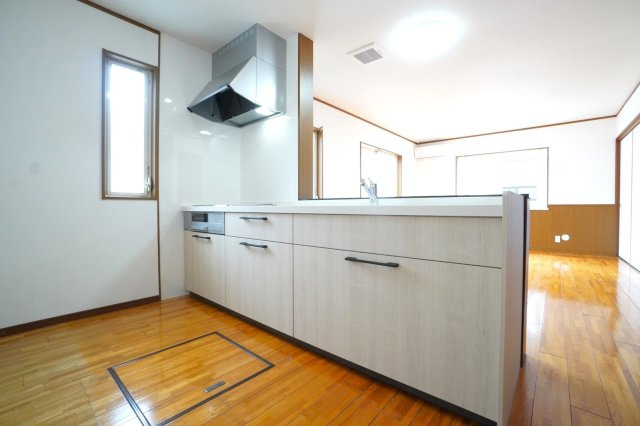 キッチンを新品に交換しました！料理中もリビングの様子が見れると人気の対面キッチン仕様です☆