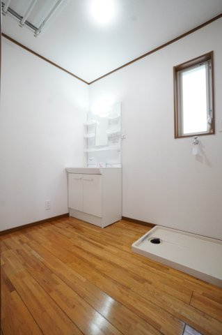 洗面台も新品に交換！洗濯機置き場もあります！