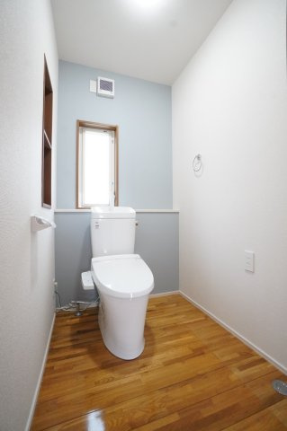 トイレも新品に交換！クロスの張替えを行い、清潔感のあるスッキリとした空間に♪